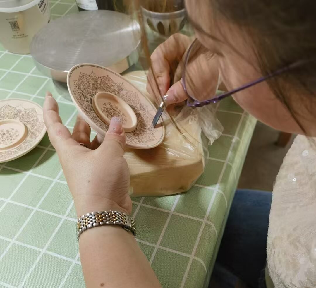 Artisan Hand-Painting Porcelain